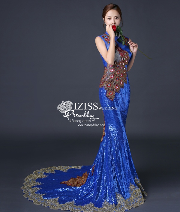 PW531 - **พรีออเดอร์มีสีชมพู แดง เขียวและสีน้ำเงินค่ะ** ชุดกี่เพ้าเลื่อมสีชมพูแขนสั้นประดับลายนกยูง ชุดยกน้ำชา ชุดคู่ถ่ายพรีเวดดิ้ง (prewedding dress) & ชุดแต่งงานแฟนซี (Fancy wedding dress)ชายหญิง "ธีมสีชมพู"