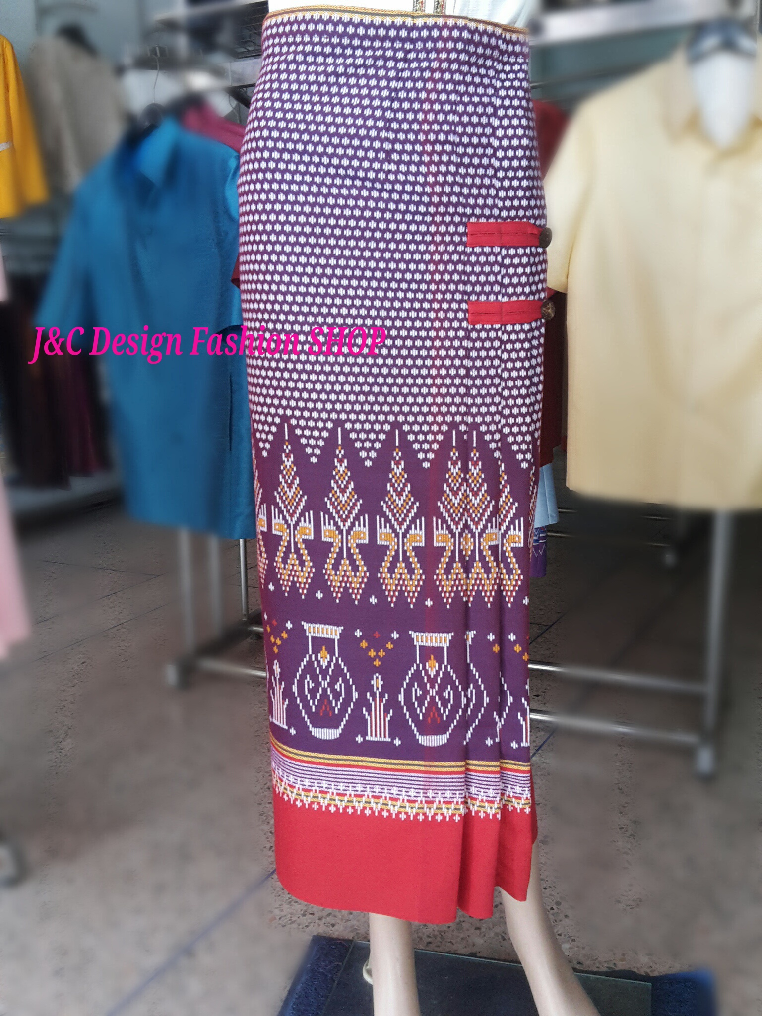 ผ้าซิ่นสำเร็จรูปผ้าซิ่นผ้าฝ้าย แบบป้ายแต่ง 3 จีบกระดุมกระลา ผ้าถุงสำเร็จรูปสีน้ำม่วงอมแดง ผ้ามัดหมี่ตีนแดงสำเร็จสำเร็จรูป