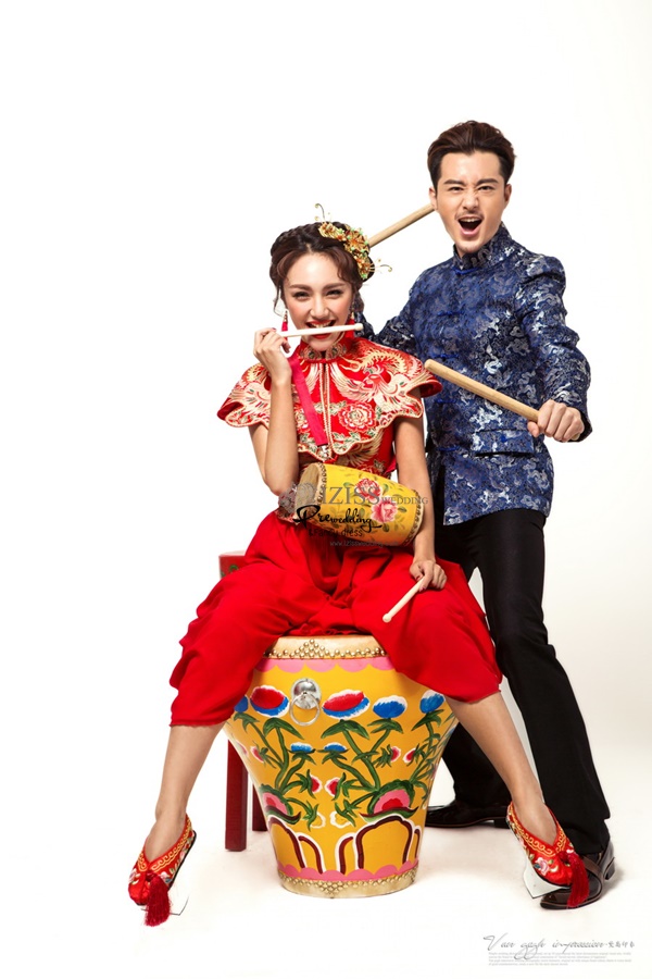 PW589 - **พร้อมส่งเฉพาะชุดผู้ชายสีน้ำเงินค่ะ** ชุดกี่เพ้าสีแดง เสื้อผู้ชายคอจีนสีน้ำเงิน ชุดคู่ถ่ายพรีเวดดิ้ง (prewedding dress) & ชุดแต่งงานแฟนซี (Fancy wedding dress)ชายหญิง "ธีมสีแดง น้ำเงิน"