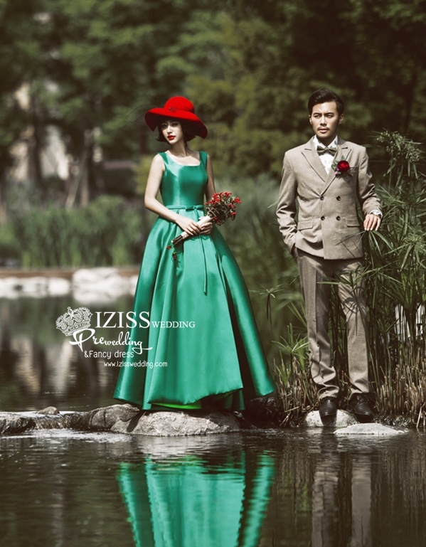 PW361 - **พรีออเดอร์ค่ะ** ชุดคู่ถ่ายพรีเวดดิ้ง (prewedding dress) & ชุดแต่งงานแฟนซี (Fancy wedding dress)ชายหญิง "ธีมสีเขียว-น้ำตาลอ่อน"