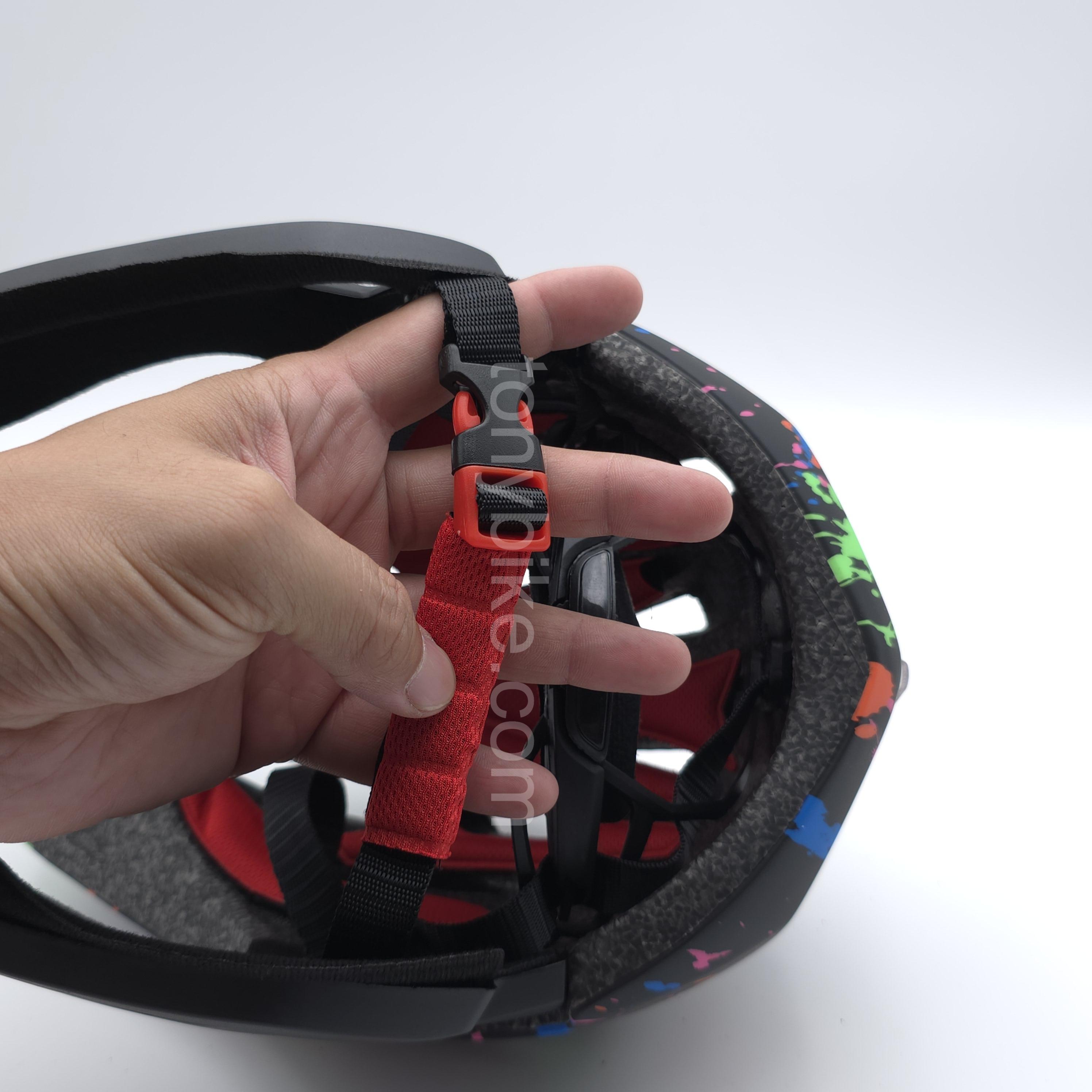 หมวกจักรยานเด็ก เต็มใบ สีดำ ลายเพ้นท์สี 46-53 ซม.