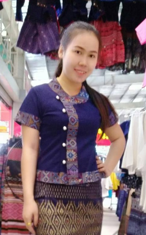 เสื้อผ้าไทยพื้นเมือง เสื้อผ้าฝ้ายพื้นเมือง เสื้อทำงานผ้าไทย เสื้อผ้าฝ้ายสีกรมท่า แต่งผ้าแถบดอกเล็ก เสื้อผ้าพื้นเมือง