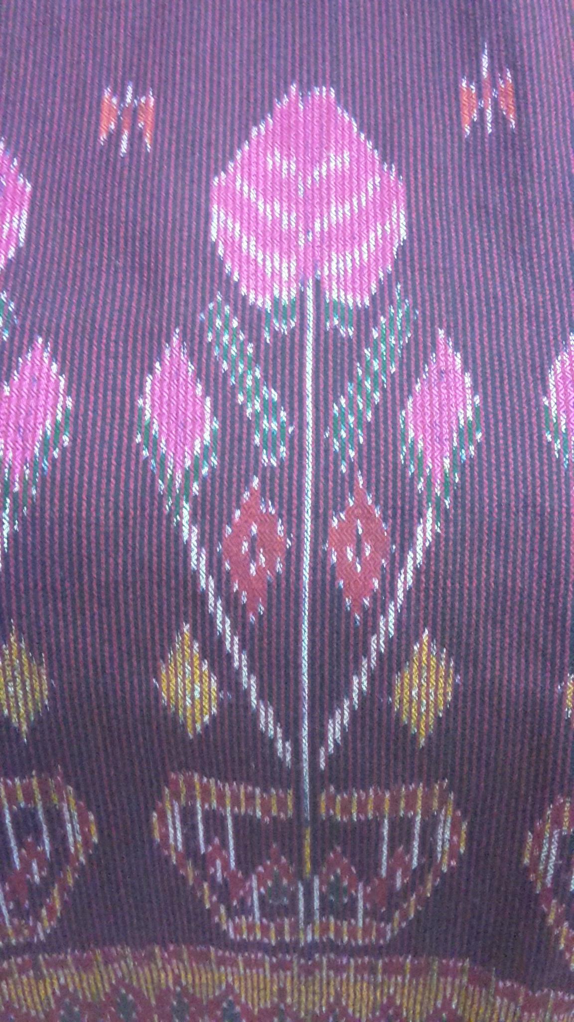 ผ้าซิ่นตีนแดง ผ้าฝ้ายตีนแดง ผ้าทอพื้นเมืองบุรีรัมย์ ลายกุหลาบเชิงมาลัยซีกอัปสรา ขนาด1.2× 2 เมตร ราชินีผ้าฝ้าย