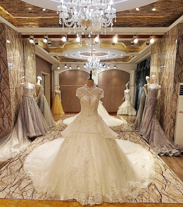 BRL074 **พรีออเดอร์**ชุดแต่งงานหรูหราประดับดอกไม้ผสมเพชรและคริสตัล สวยงามดุจเจ้าหญิง