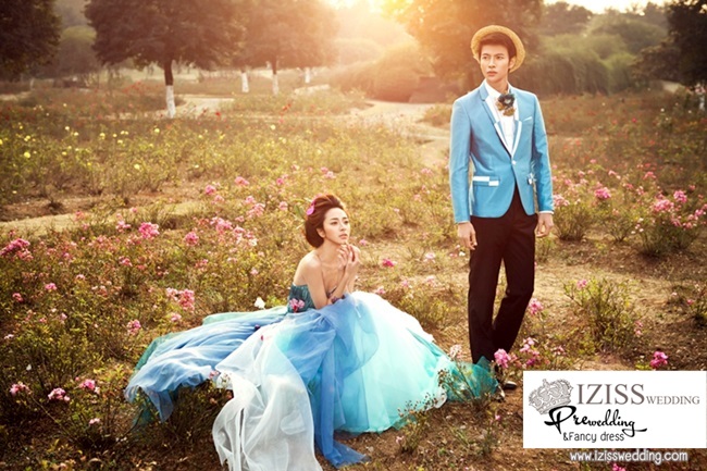 PW015 - **พรีออเดอร์**ชุดคู่ถ่ายพรีเวดดิ้ง (prewedding dress) & ชุดแต่งงานแฟนซี (Fancy wedding dress)ชายหญิง สไตล์ colorful "ธีมสีเขียว-ฟ้า"