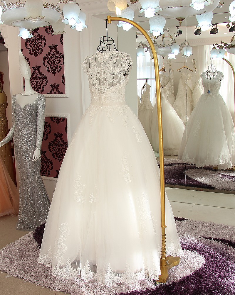 BRL011 **พรีออเดอร์**ชุดแต่งงานหรูหราประดับดอกไม้ผสมเพชรและคริสตัล สวยงามดุจเจ้าหญิง