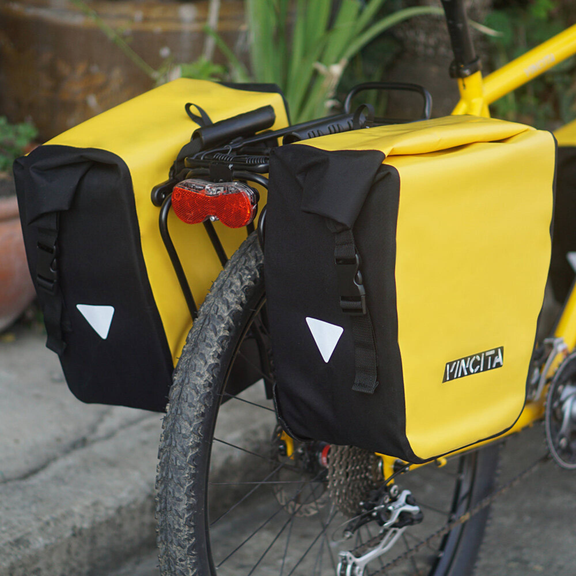 VINCITA B060WP — กระเป๋าจักรยานแพนเนียร์เดี่ยวฝาม้วน (คู่หลัง, 2 ใบ)