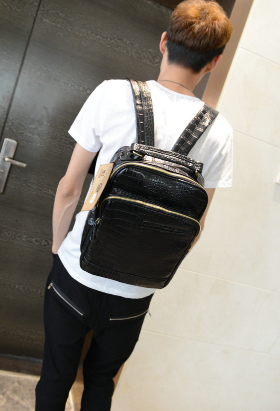 กระเป๋าเป้ ทรงสี่เหลี่ยม พร้อมส่ง หนังPU ลายหนังจระเข้ สุดเท่ห์ เปิด-ปิดด้วยซิป ทรงเหรียบหรู ด้านหน้ามีแต่งด้วยซิป สายสะพายสามารถปรับได้