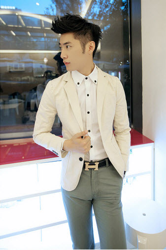 เสื้อสูทพร้อมส่ง เสื้อสูทแฟชั่นผู้ชาย สีครีม แขนยาว แต่งกระเป๋า กระดุม 2 เม็ด มีซับใน แต่งกระดุมแขน ใส่ออกงานได้ ใส่ทำงานได้ ใส่เที่ยวได้