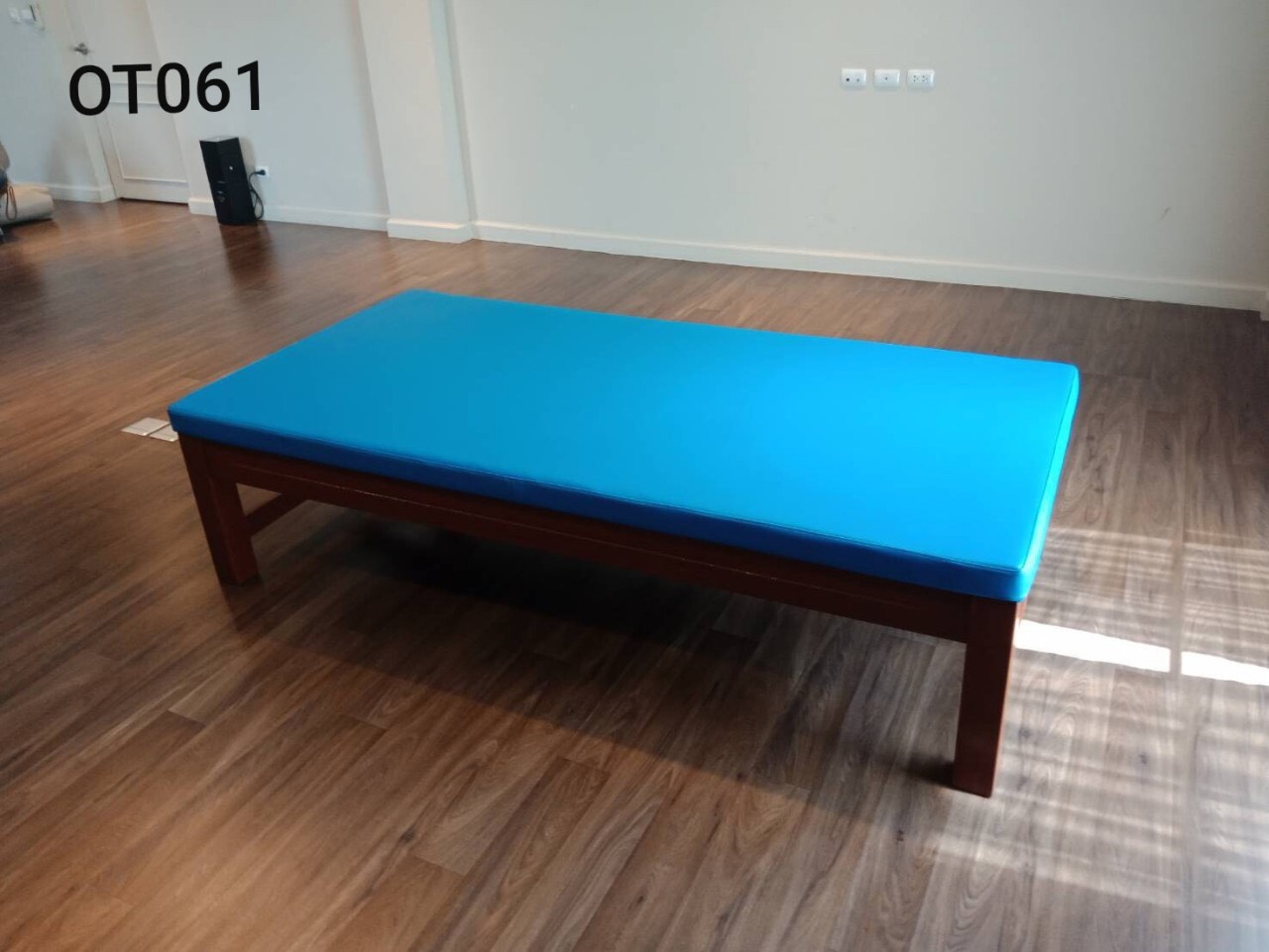 เตียงกายภาพไม้แบบเตี้ย/Standard Treatment Wooden Bed LOW