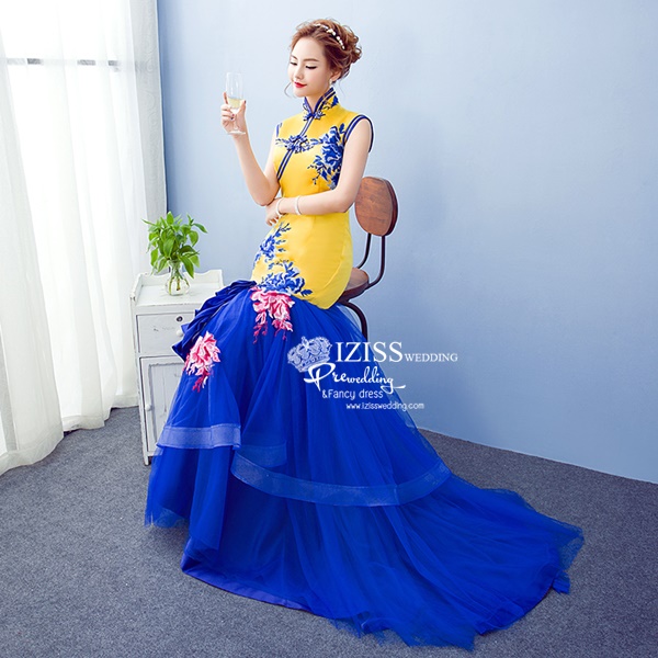 PW500 - **พรีออเดอร์** ชุดกี่เพ้าสีเหลืองสลับน้ำเงิน ชุดคู่ถ่ายพรีเวดดิ้ง (prewedding dress) & ชุดแต่งงานแฟนซี (Fancy wedding dress)ชายหญิง "ธีมสีเหลืองน้ำเงิน"