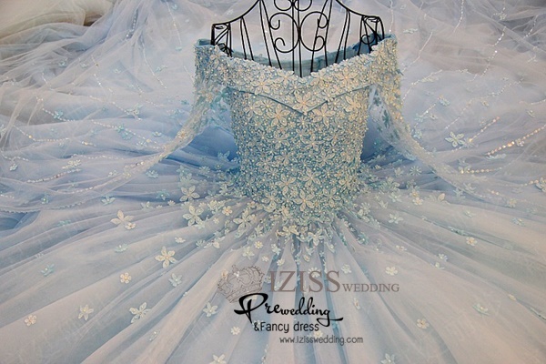 BRL085 **พรีออเดอร์**ชุดแต่งงานหรูหราประดับดอกไม้ผสมเพชรและคริสตัล สวยงามดุจเจ้าหญิง