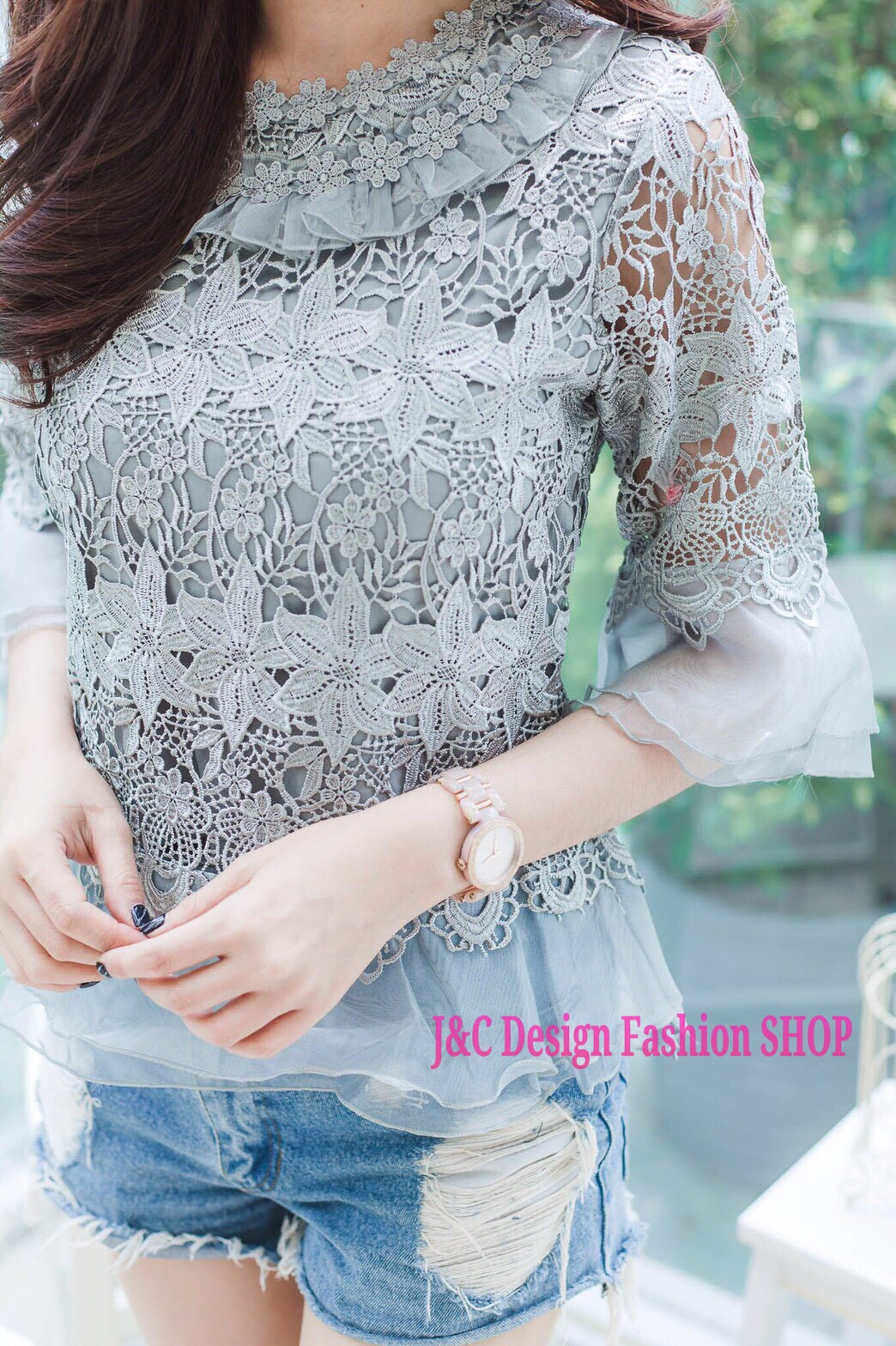 เสื้อลูกไม้สไตน์เกาหลีสีเทา เสื้อลูกไม้สไตน์วัยรุ่นสีเทา เสื้อผ้าไทยใส่กับผ้าซิ่น เสื้อผ้าฝ้ายใส่กับผ้าถุงสีเทา เสื้อลูกไม้ใส่ผ้าซิ่น เสื้อลูกไม้พาดาแขนสั้นสีเทา