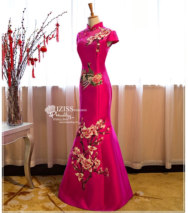 PW507 - **พรีออเดอร์** ชุดกี่เพ้าสีแดงเปิดไหล่ ชุดยกน้ำชา ชุดคู่ถ่ายพรีเวดดิ้ง (prewedding dress) & ชุดแต่งงานแฟนซี (Fancy wedding dress)ชายหญิง "ธีมสีแดง"