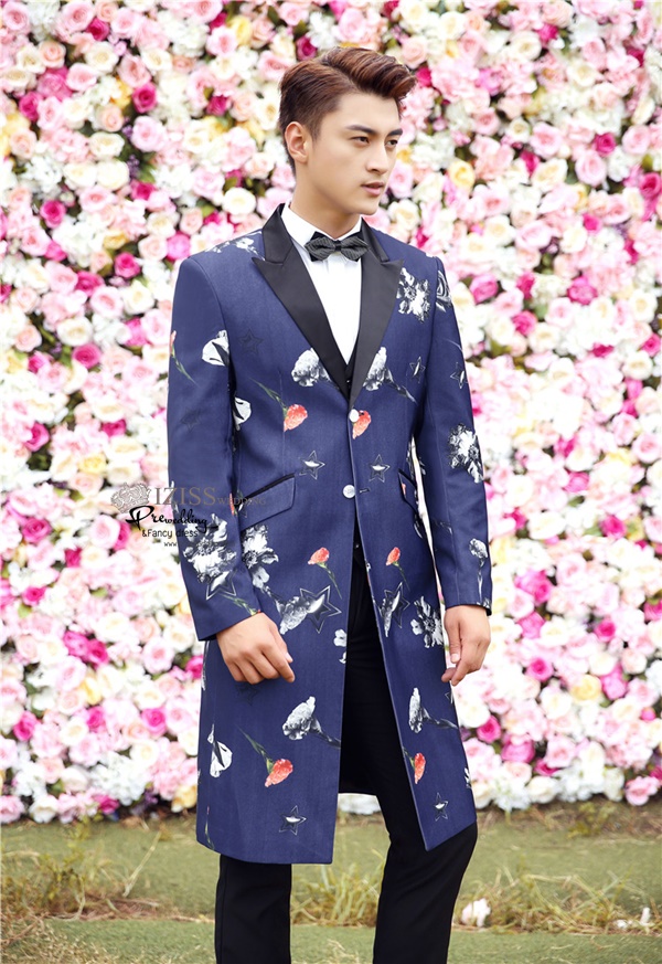 ST112- **พรีออเดอร์**สูทยาวแฟนซีผู้ชายสีน้ำเงินลายดอกไม้ ชุดสูทเจ้าบ่าว สูทแฟนซี ถ่ายพรีเวดดิ้ง & ชุดแต่งงานแฟนซี (Fancy wedding dress) สูทยาวผู้ชายสีน้ำเงินลายดอกไม้