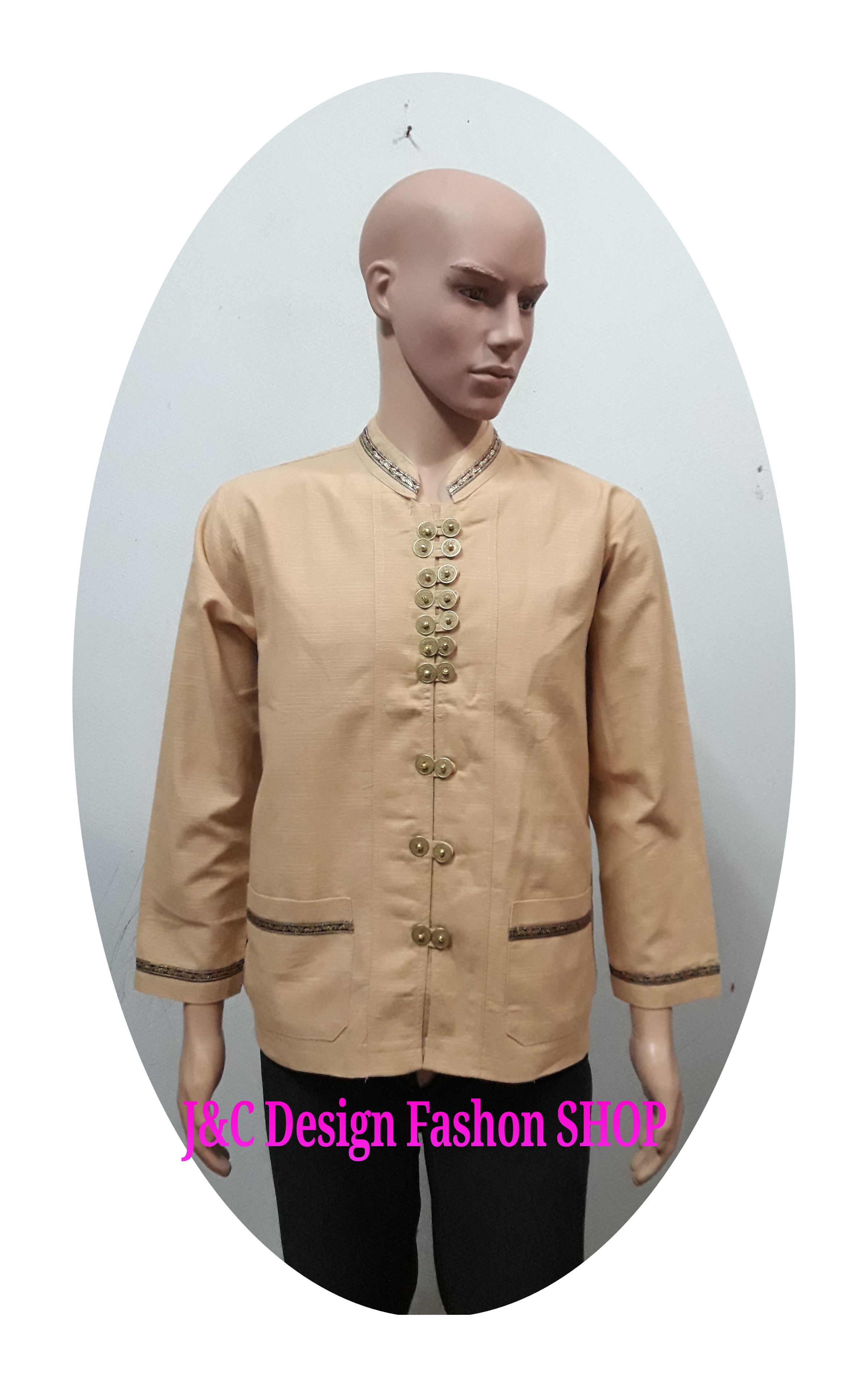 ﻿เสื้อผ้าฝ้ายสีเปลือกไม้ชาย เสื้อผ้าไทยชายสีน้ำตาลเปลือกไม้แต่งผ้าด้นมือแต่งกระดุมเหรียญ เสื้อผ้าไทยชาย เสื้อผ้าพื้นเมืองผ้าไทยชาย