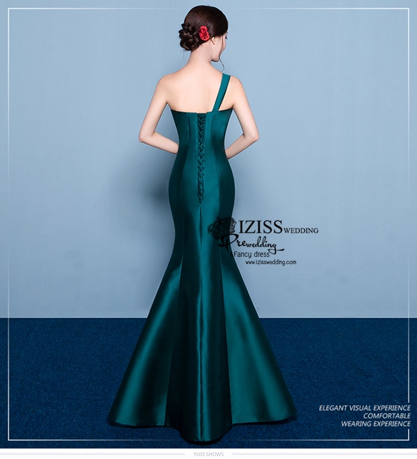 PW502 - **พรีออเดอร์** ชุดกี่เพ้าสีเขียวเข้มไหล่เฉียงประดับดอกไม้ ชุดยกน้ำชา ชุดคู่ถ่ายพรีเวดดิ้ง (prewedding dress) & ชุดแต่งงานแฟนซี (Fancy wedding dress)ชายหญิง "ธีมสีเขียวเข้ม"