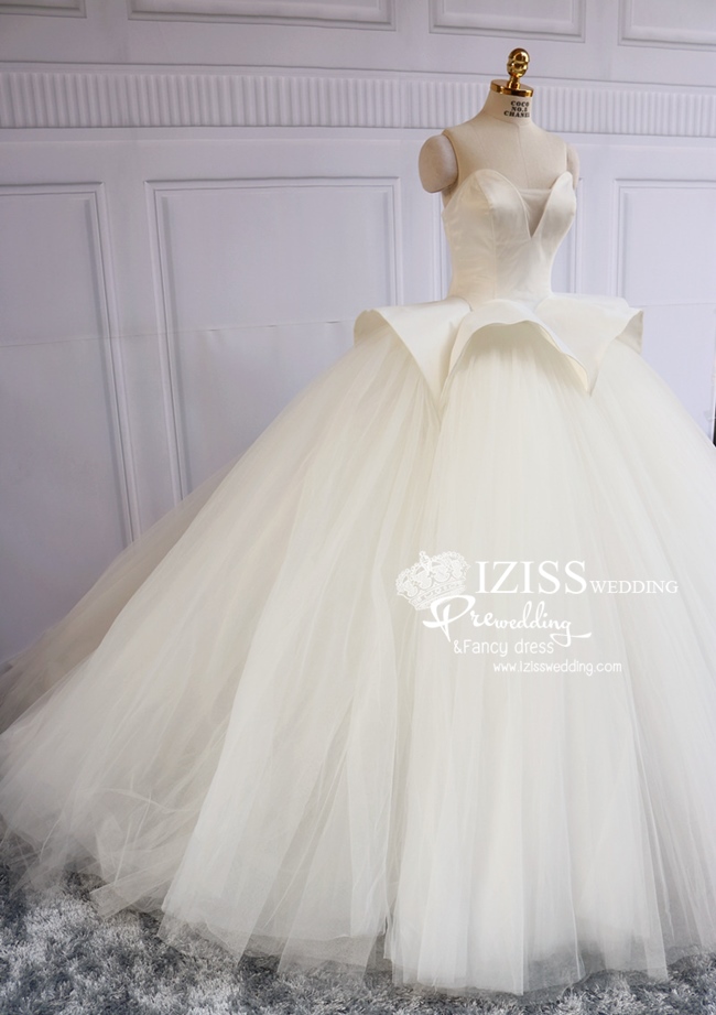 BRL064 **พรีออเดอร์**ชุดแต่งงานสีขาวหรูหราประดับดอกไม้ผสมเพชรและคริสตัล สวยงามดุจเจ้าหญิง