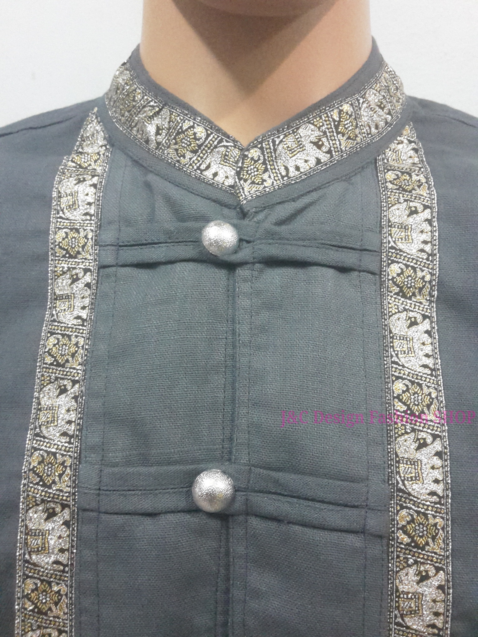 เสื้อผ้าไทยชายผ้าพื้นเมืองสีเทาอ่อน เสื้อผ้าฝ้ายชายแต่งผ้าขลิบลายและปักผ้าด้นมือแต่งดระดุมเหรียญ เสื้อผ้าฝ้ายซินมัยชายสีเทาแต่งแถบช้าง