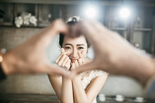 PW465- **พร้อมส่งเฉพาะชุดผู้หญิง**ชุดแต่งงานแฟนซี ชุดเดรสสีขาว ชุดยกน้ำชา ชุดถ่ายพรีเวดดิ้ง (prewedding dress) & ชุดแต่งงานแฟนซี (Fancy wedding dress) "ธีมสีครีมขาว"