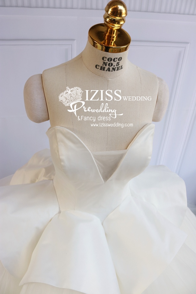 BRL064 **พรีออเดอร์**ชุดแต่งงานสีขาวหรูหราประดับดอกไม้ผสมเพชรและคริสตัล สวยงามดุจเจ้าหญิง