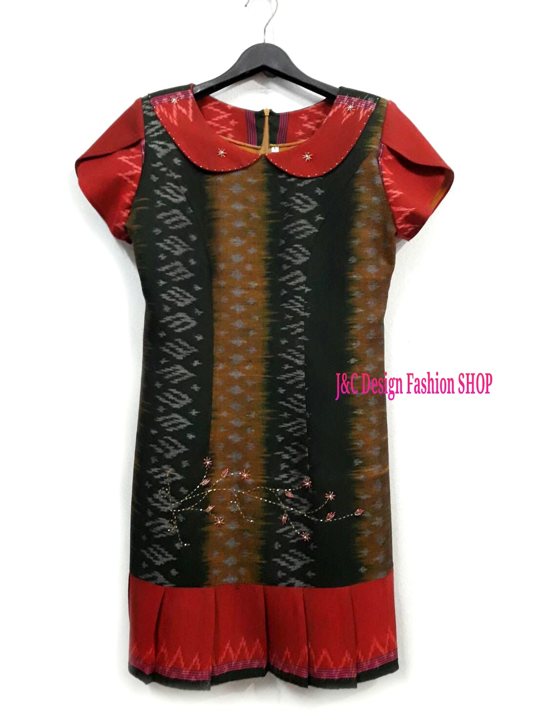 ชุดผ้าไทยคอบัวหยักผ้ามัดหมี่ตีนแดง ชุดแซกผ้าไทยลายมัดหมี่ตีนแดง ชุดผ้าไทยผ้าพื้นเมือง ชุดผ้าไทยฝ้ายแต่งผ้ามัดหมี่ชุดทำงานผ้าไทย