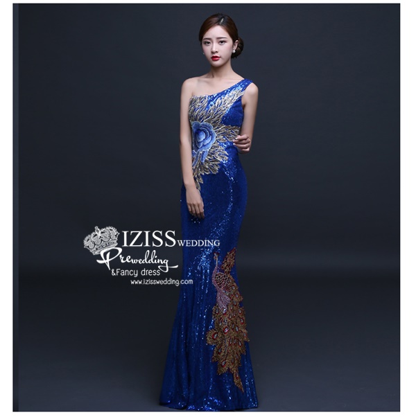 PW532 - **พรีออเดอร์มีสีแดงและสีน้ำเงินค่ะ** ชุดกี่เพ้าเลื่อมสีแดงแขนสั้นประดับลายดอกไม้ ชุดยกน้ำชา ชุดคู่ถ่ายพรีเวดดิ้ง (prewedding dress) & ชุดแต่งงานแฟนซี (Fancy wedding dress)ชายหญิง "ธีมสีแดง น้ำเงิน"