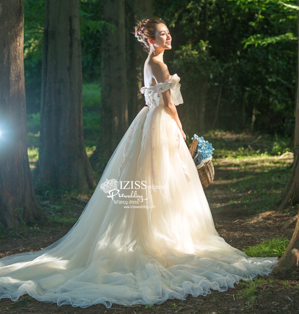 PW477-**พรีออเดอร์**ชุดแต่งงานเดรสสีขาวครีม ชุดยกน้ำชา ชุดถ่ายพรีเวดดิ้ง (prewedding dress) & ชุดแต่งงานแฟนซี (Fancy wedding dress) "ธีมสีขาวครีม"