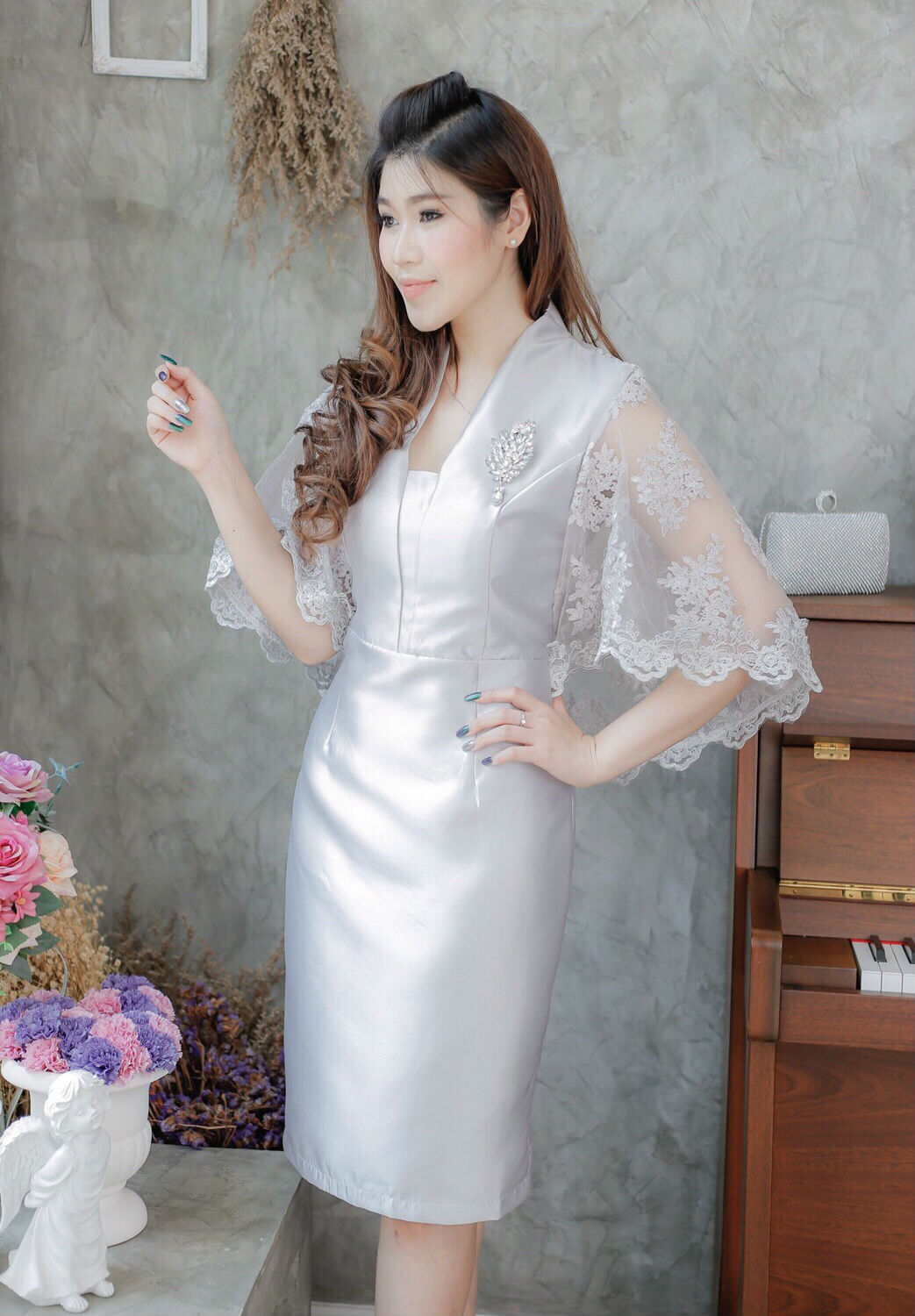 G044- **พร้อมส่ง**ชุดเดรสไปงานแต่งงานผ้าไหมสีเทาเงิน แขนยาวดีเทลหรูหราช่วงบนตัดเย็บผ้าออแกนดี้ปักลายดอกไม้ กระโปรงทรงเอ สวยหรูสไตล์ดารา พร้อมเสริ์ฟค่ะ