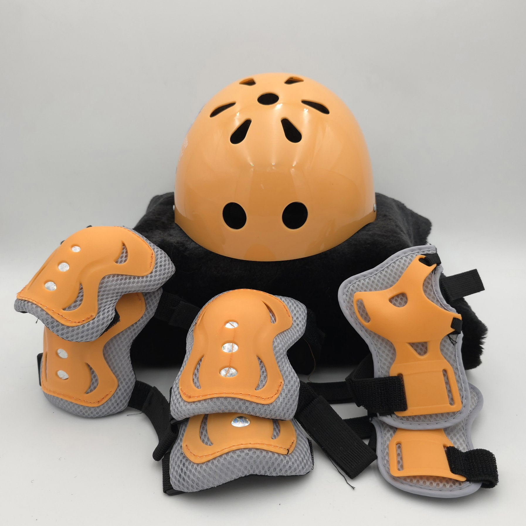 หมวกกันน๊อค แถมสนับ แบบแข็งพิเศษ วัสดุ PP หนา ลายไดโน สีส้ม ไซด์ s 48-56 ซม.