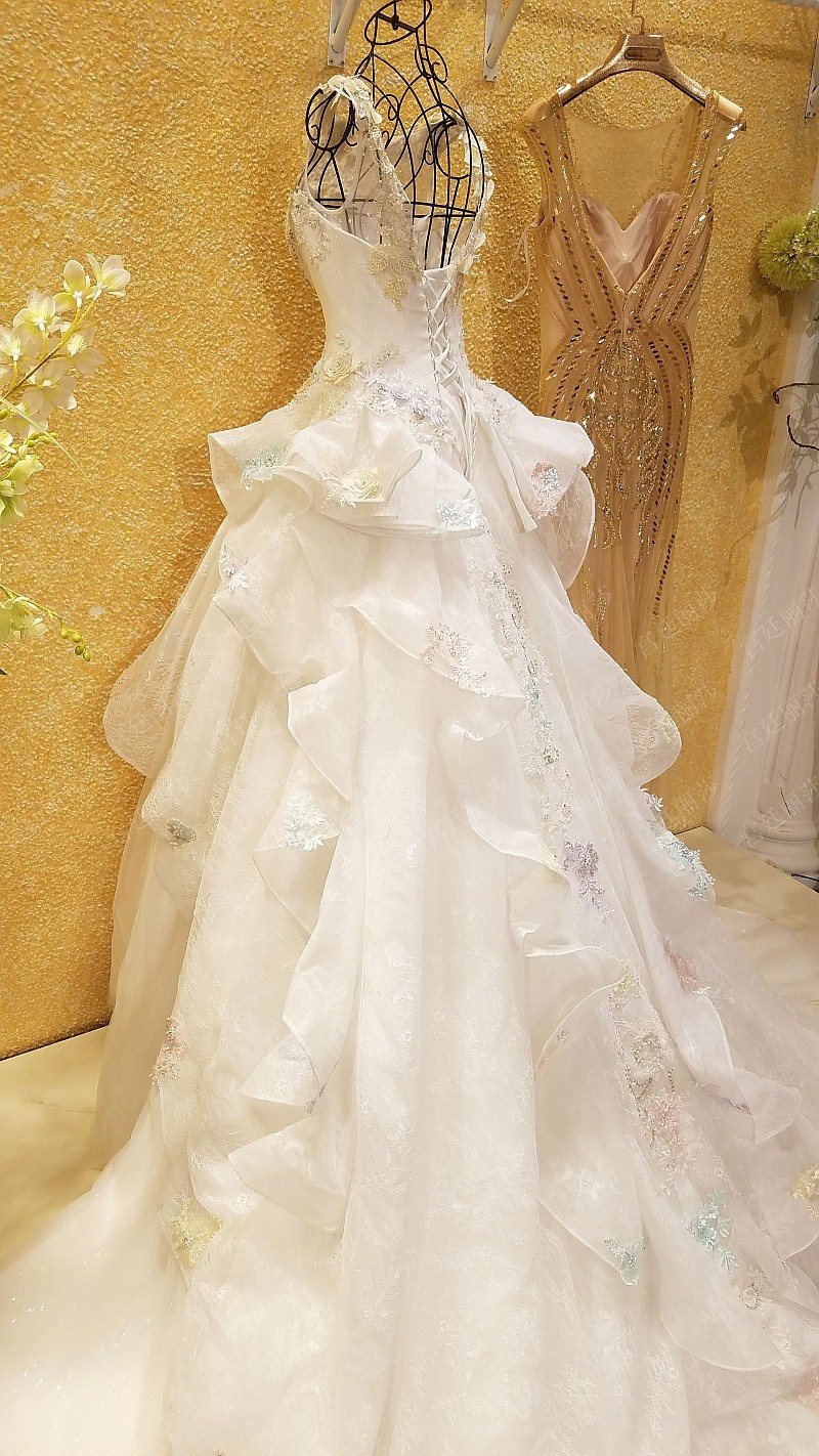 BRL028 **พรีออเดอร์**ชุดแต่งงานหรูหราประดับดอกไม้ผสมเพชรและคริสตัล สวยงามดุจเจ้าหญิง