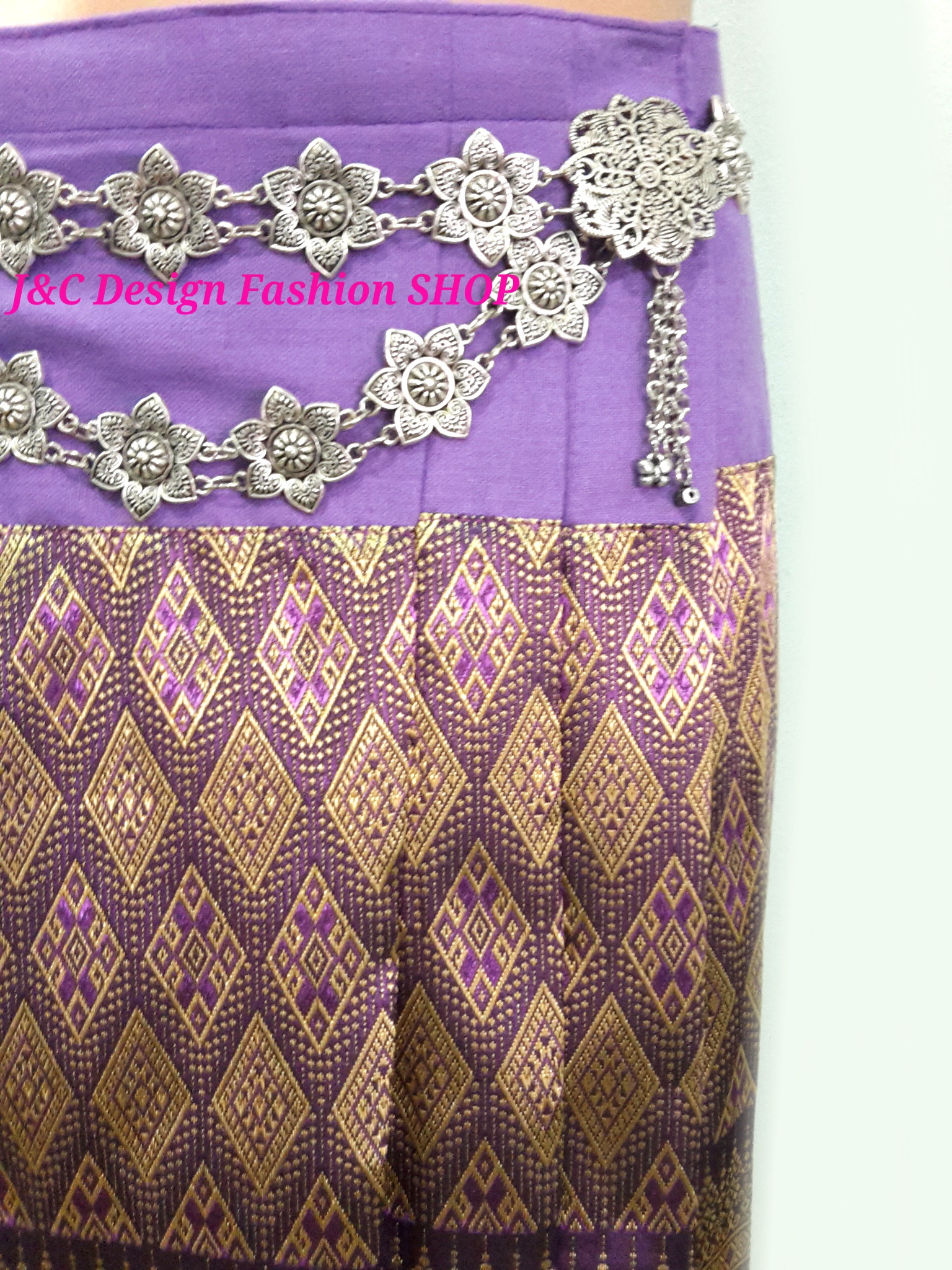 ผ้าถุงฝ้ายสำเร็จรูป กระโปรงผ้าไทยสำเร็จรูปแต่งจีบแบบป้ายเลื่อนตะขอ สีม่วงเมทอลลิค