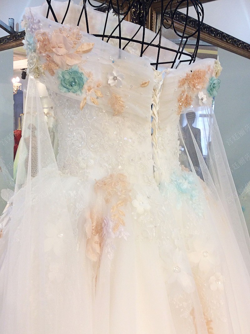 BRL043 **พรีออเดอร์**ชุดแต่งงานหรูหราประดับดอกไม้ผสมเพชรและคริสตัล สวยงามดุจเจ้าหญิง