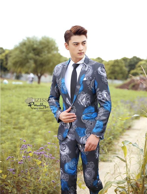 ST105- **พรีออเดอร์**สูทแฟนซีผู้ชายสีดำหม่นลายดอกไม้ พร้อมกางเกง ชุดสูทเจ้าบ่าว สูทแฟนซี ถ่ายพรีเวดดิ้ง & ชุดแต่งงานแฟนซี (Fancy wedding dress) สูทผู้ชายสีดำหม่นลายดอกไม้สีฟ้าขาว
