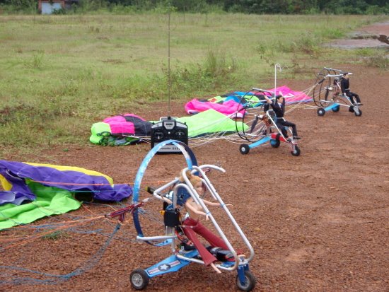 ร่มบินบังคับ