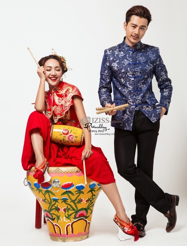 PW589 - **พร้อมส่งเฉพาะชุดผู้ชายสีน้ำเงินค่ะ** ชุดกี่เพ้าสีแดง เสื้อผู้ชายคอจีนสีน้ำเงิน ชุดคู่ถ่ายพรีเวดดิ้ง (prewedding dress) & ชุดแต่งงานแฟนซี (Fancy wedding dress)ชายหญิง "ธีมสีแดง น้ำเงิน"