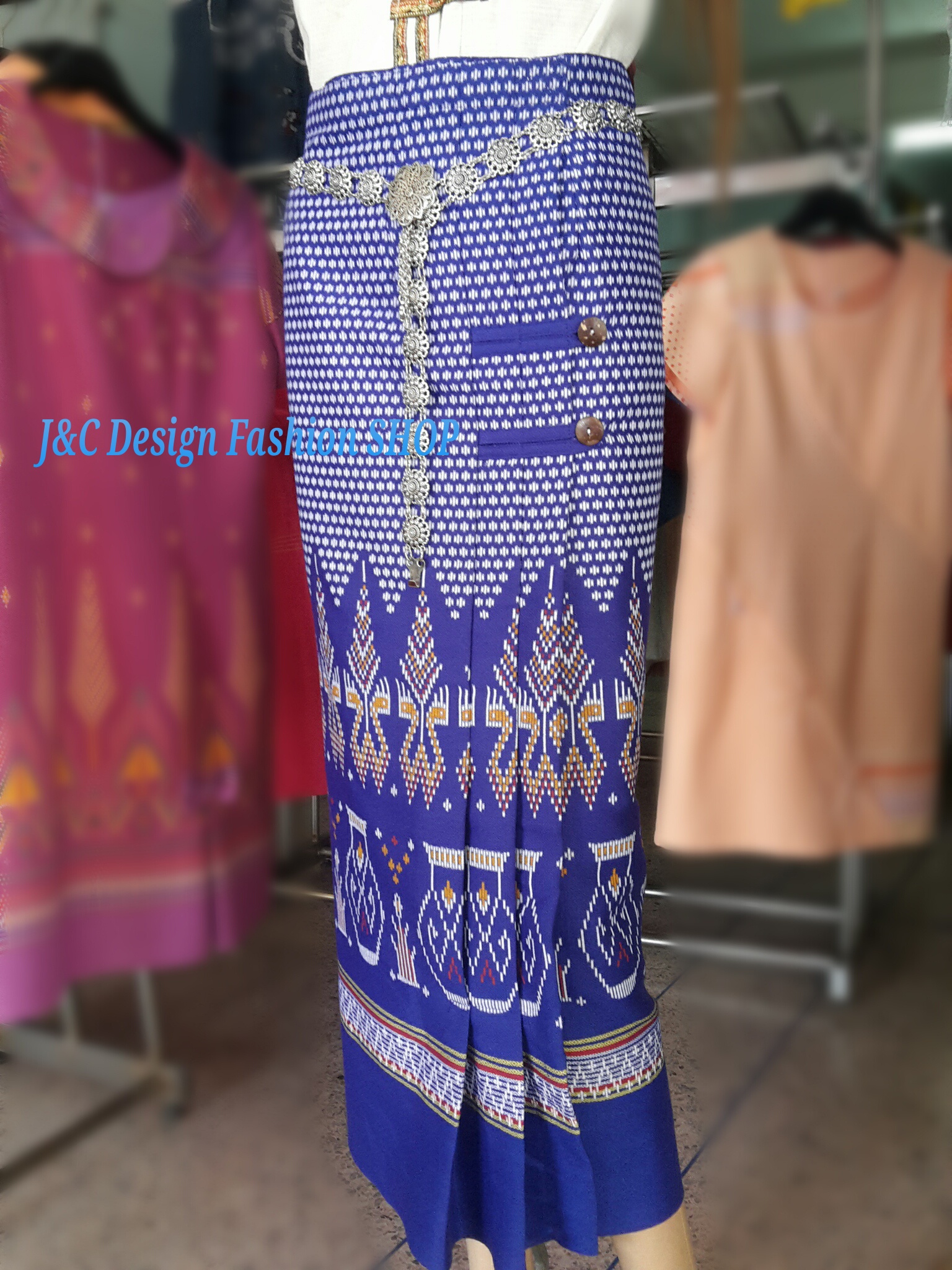 ผ้าซิ่นสำเร็จรูปผ้าซิ่นผ้าฝ้าย แบบป้ายแต่ง 3 จีบกระดุมกระลา ผ้าถุงสำเร็จรูปสีน้ำเงินสว่าง