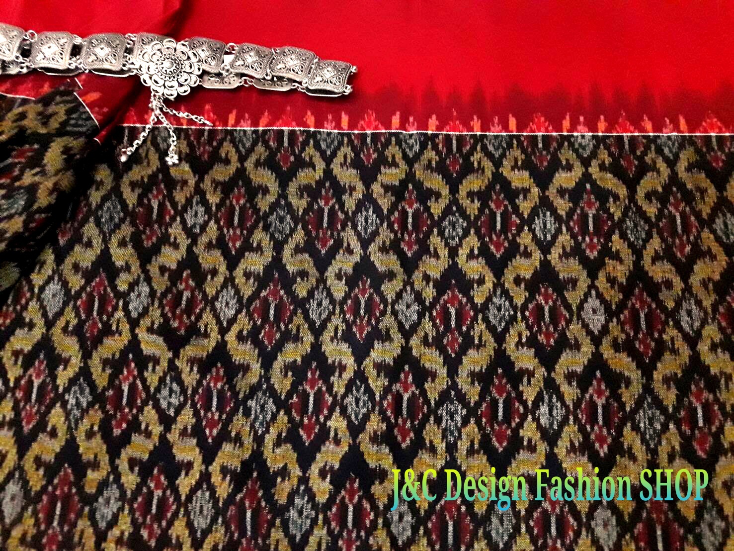 ผ้าซิ่นมัดหมี่ตีนแดง ผ้าซิ่นตีนแดง ผ้าถุงฝ้ายมัดหมี่ตีนแดง ผ้าทอพื้นเมืองบุรีรัมย์ ลายขอนาคเล็ก อัปสรา 2 เมตร