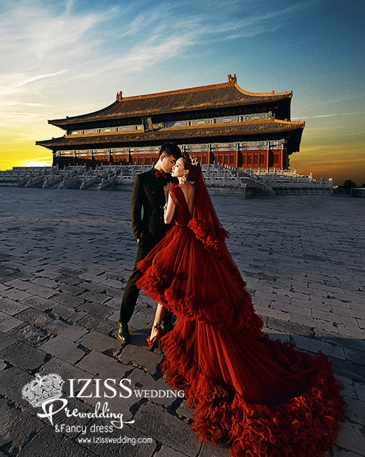 PW433- **พรีออเดอร์**ชุดคู่ถ่ายพรีเวดดิ้ง (prewedding dress) & ชุดแต่งงานแฟนซี (Fancy wedding dress)ชายหญิง "ธีมสีแดง"