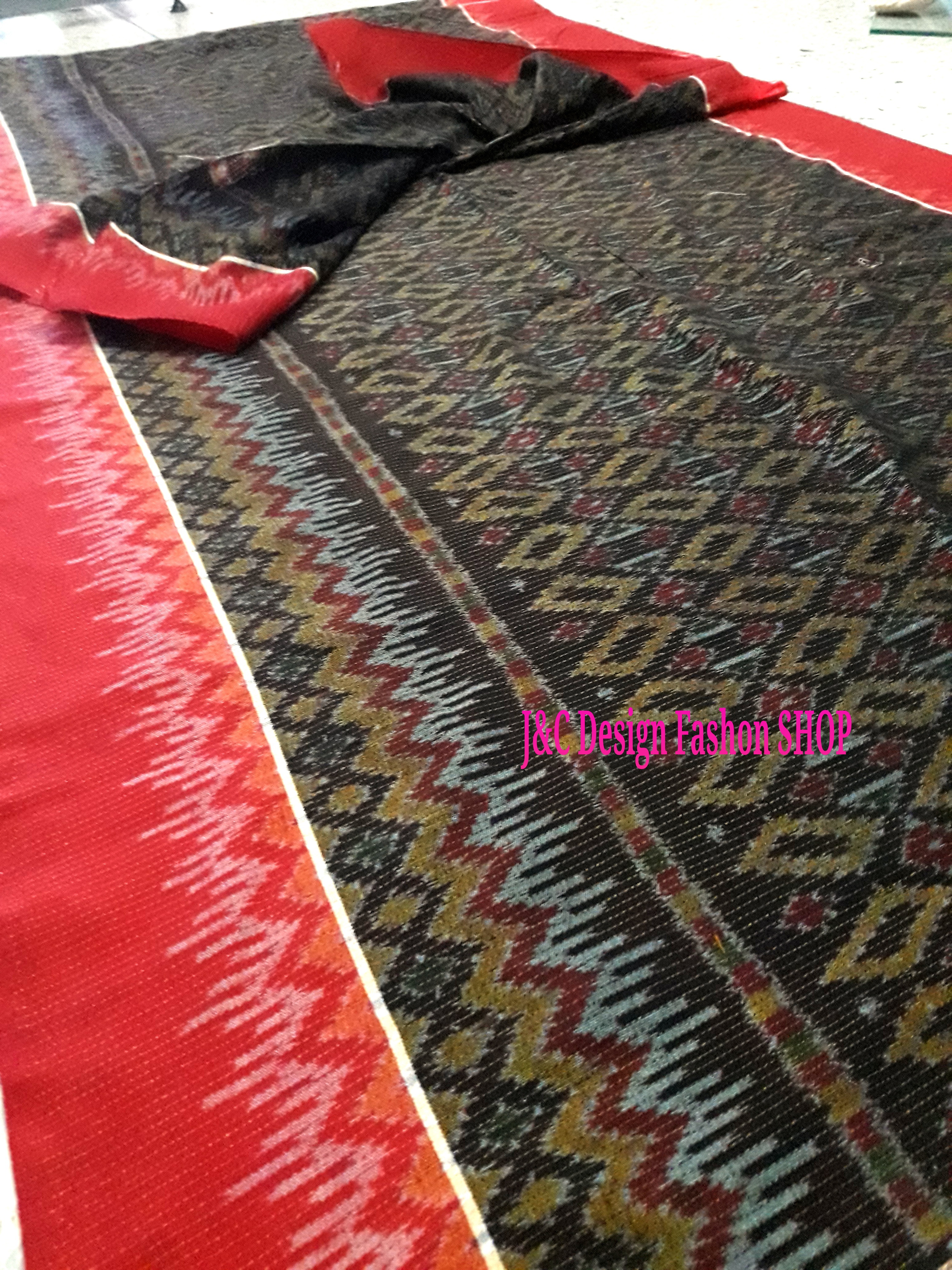 ผ้าซิ่นมัดหมี่ตีนแดง ผ้าซิ่นตีนแดง ผ้าถุงฝ้ายมัดหมี่ตีนแดง ผ้าทอพื้นเมืองบุรีรัมย์ ลายกระจับอัปสรา 2 เมตร