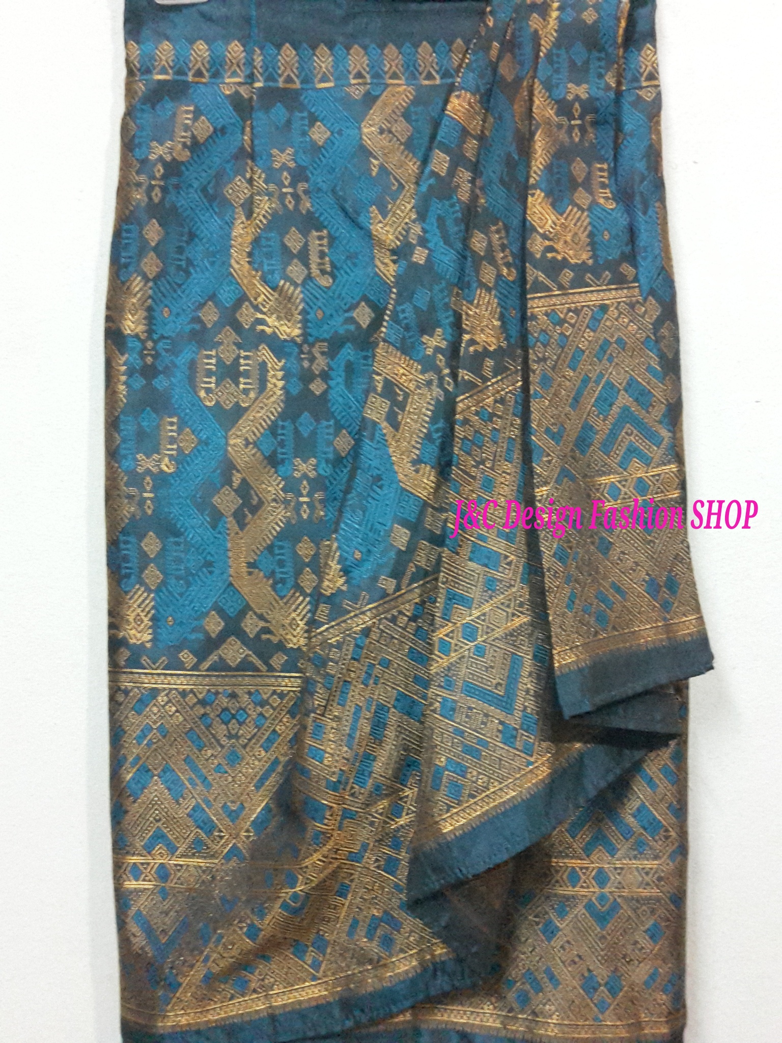 ผ้าถุงไหมลาวสำเร็จรูปแต่งเกล็ดหรูเรียบน่ารัก กระโปรงผ้าไทยไหมขิดลาวไฮโซ แบบจับเดปป้ายเลื่อนตะขอ สีฟ้าอมเขียวเมทอลลิค