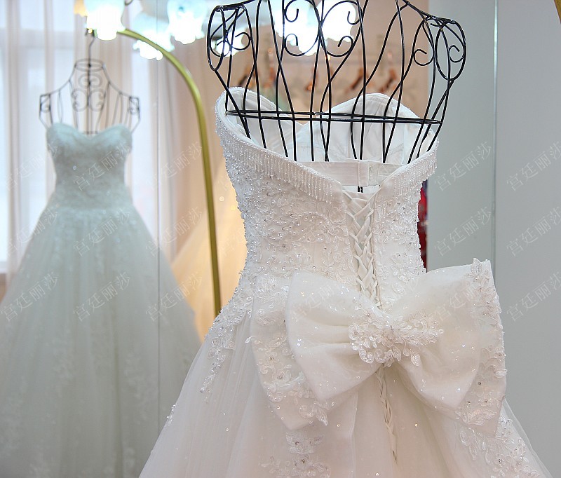 BRL017 **พรีออเดอร์**ชุดแต่งงานหรูหราประดับดอกไม้ผสมเพชรและคริสตัล สวยงามดุจเจ้าหญิง