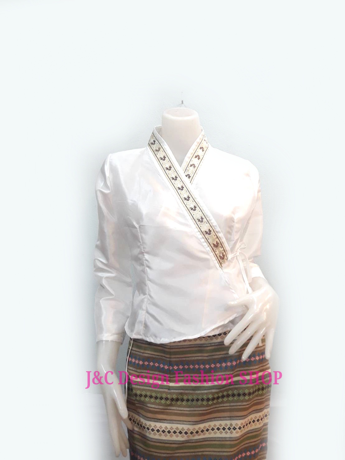 ชุดผ้าไทยพื้นเมืองสไตน์เจ้านางสีขาว ชุดเซตผ้าไหมจีนสีขาว ชุดทำงานผ้าไทยสีขาวปักกุ้นป้ายผูก