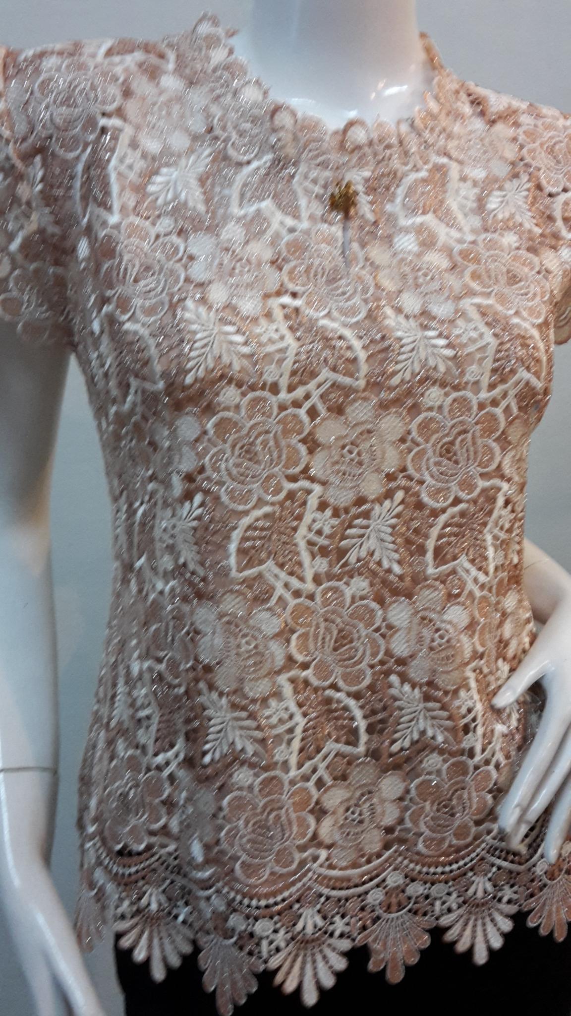 เสื้อลูกไม้ทูโทนสีครีม เสื้อผ้าไทยทูโทนสีครีมน่ารัก จับแมทเสื้อผ้าได้ง่ายทั้งกางเกง กางเกง หรือผ้าถุงไทย