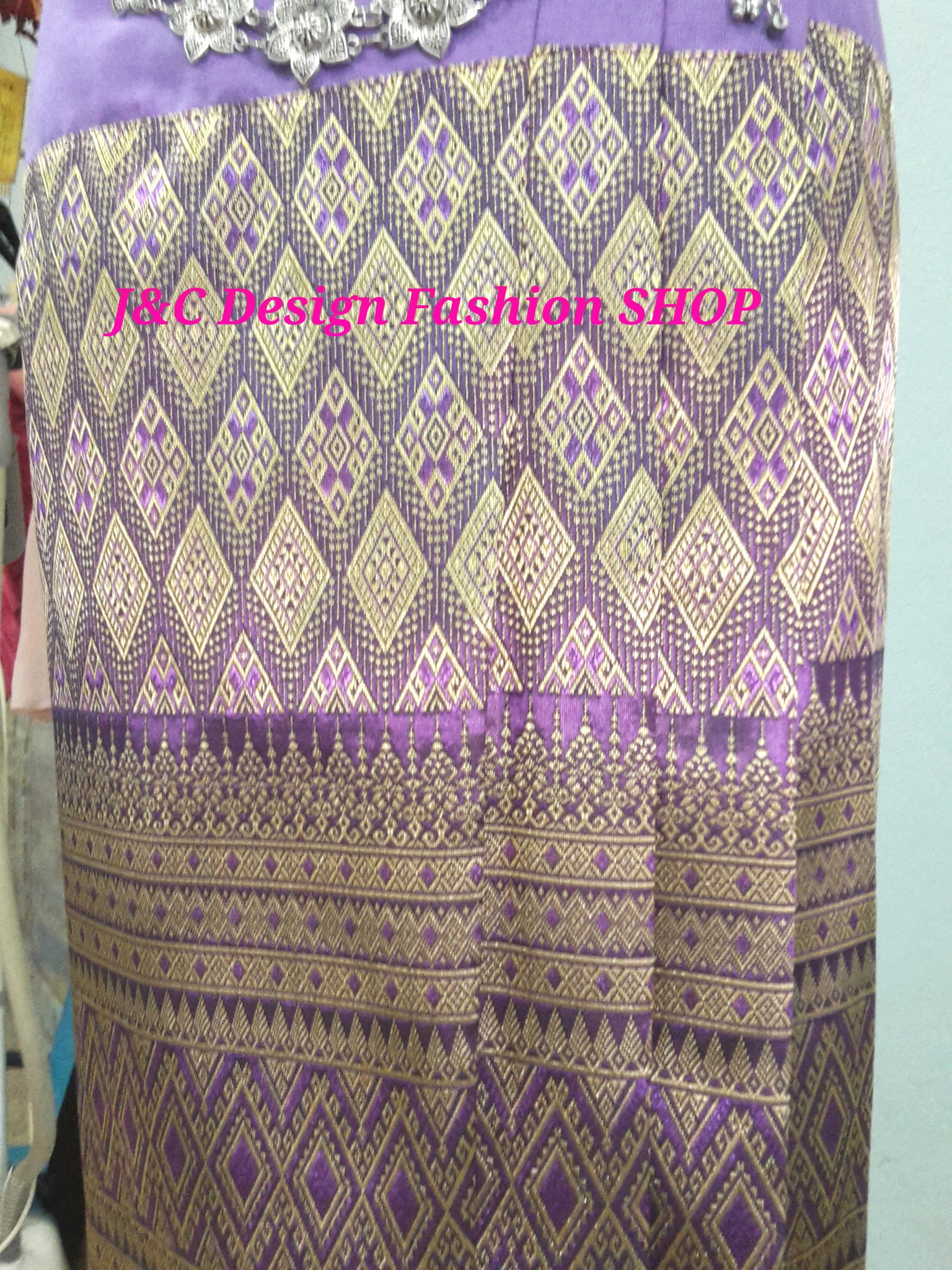 ผ้าถุงฝ้ายสำเร็จรูป กระโปรงผ้าไทยสำเร็จรูปแต่งจีบแบบป้ายเลื่อนตะขอ สีม่วงเมทอลลิค