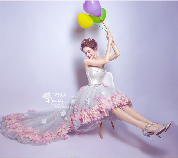 DS034 - **พร้อมส่ง**ชุดราตรีหรู เดรสหน้าสั้นหลังยาวออกงาน (semi-long dresses) ชุดไปงานแต่งงานสวยๆ ชุดยกน้ำชา "ธีมสีขาวดอกไม้"