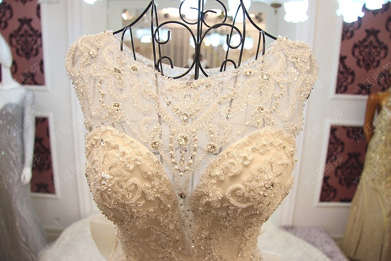 BRL010 **พรีออเดอร์**ชุดแต่งงานหรูหราประดับดอกไม้ผสมเพชรและคริสตัล สวยงามดุจเจ้าหญิง