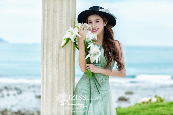 PW457- **พรีออเดอร์**ชุดแต่งงานแฟนซี ชุดเดรสสีเขียวอ่อน ชุดถ่ายพรีเวดดิ้ง (prewedding dress) & ชุดแต่งงานแฟนซี (Fancy wedding dress) "ธีมสีขาว เขียว"