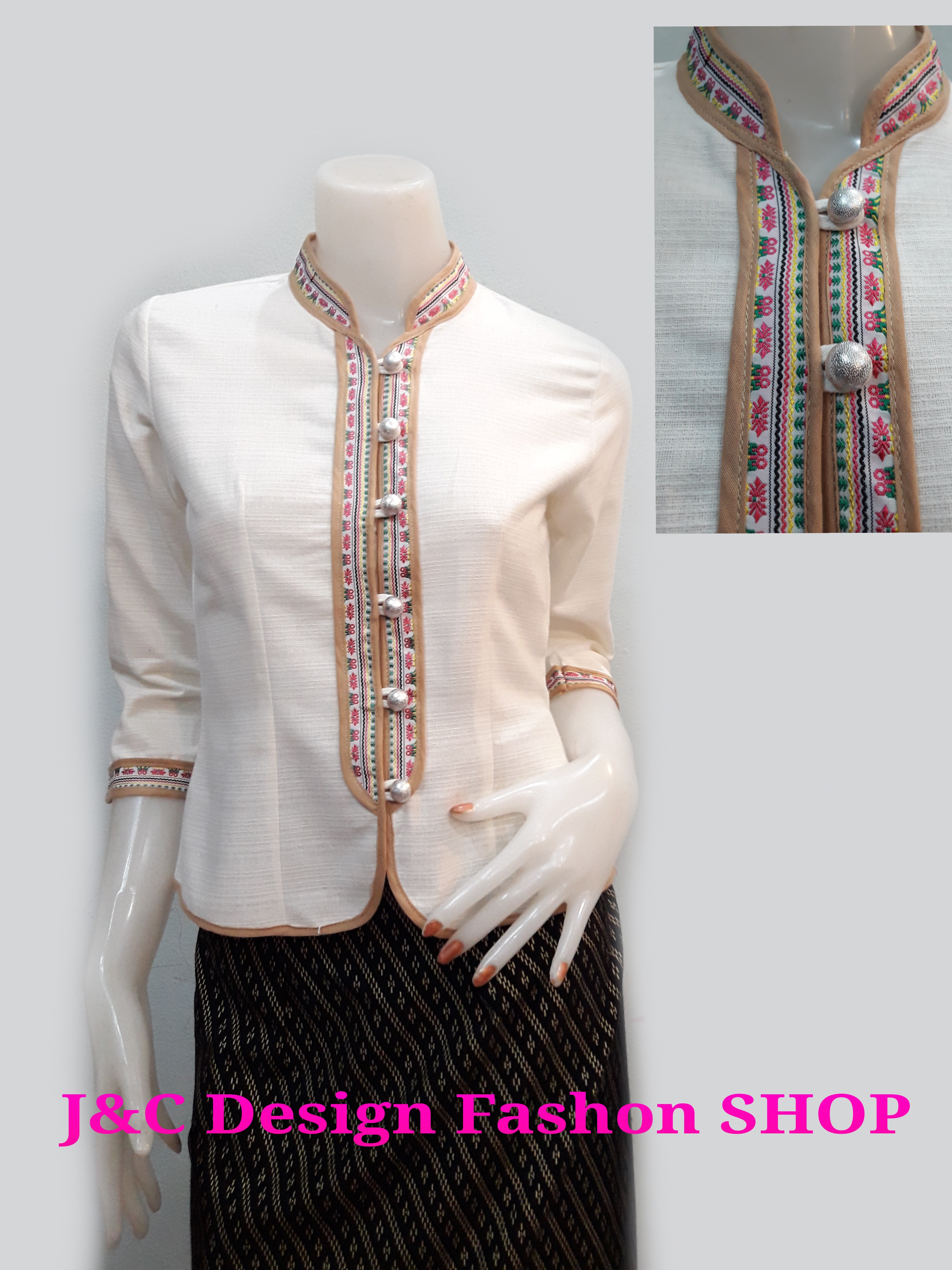 เสื้อผ้าไทยแขนสามส่วนสีขาว เสื้อผ้าฝ้ายสวยๆสีขาวเดินเทปคู่ เสื้อทำงานผ้าไทยแขนสามส่วน เสื้อผ้าฝ้ายคอจีนสีขาว