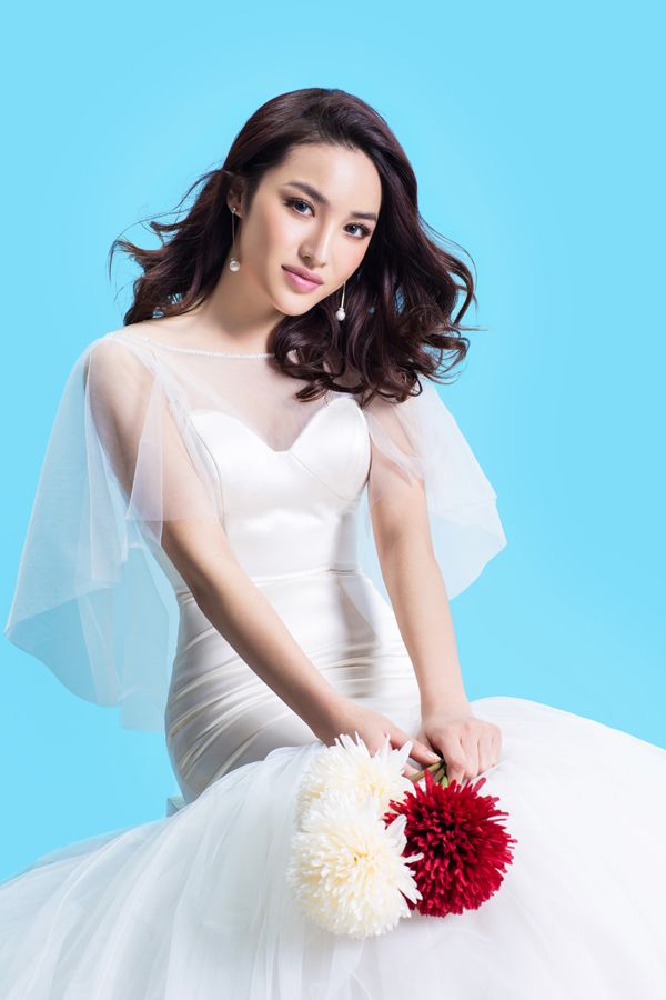 PW400- **พรีออเดอร์**ชุดคู่ถ่ายพรีเวดดิ้ง (prewedding dress) & ชุดแต่งงานแฟนซี (Fancy wedding dress)ชายหญิง "ธีมสีขาว"